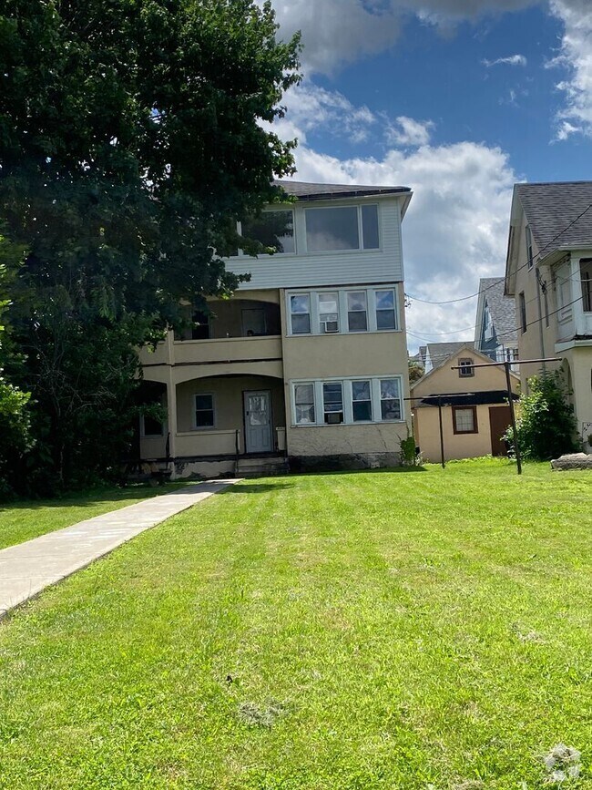 Building Photo - 523 S Webster Ave Unit 3rd Floor Rental