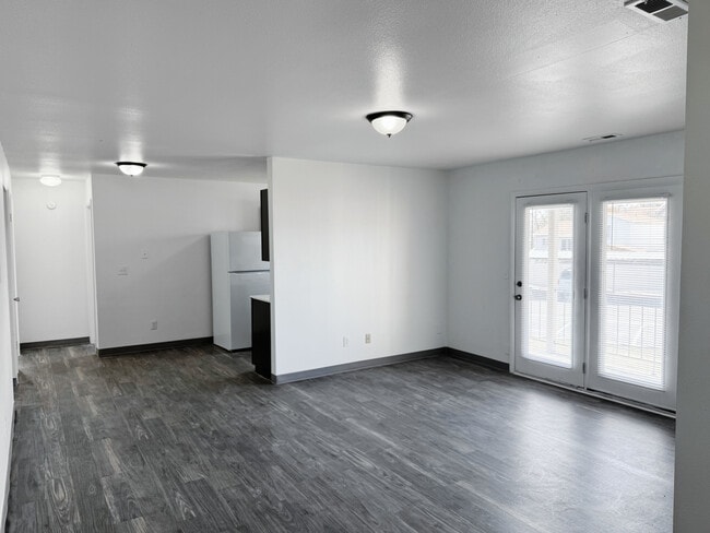 Living Room - Cambridge Cove Apartments