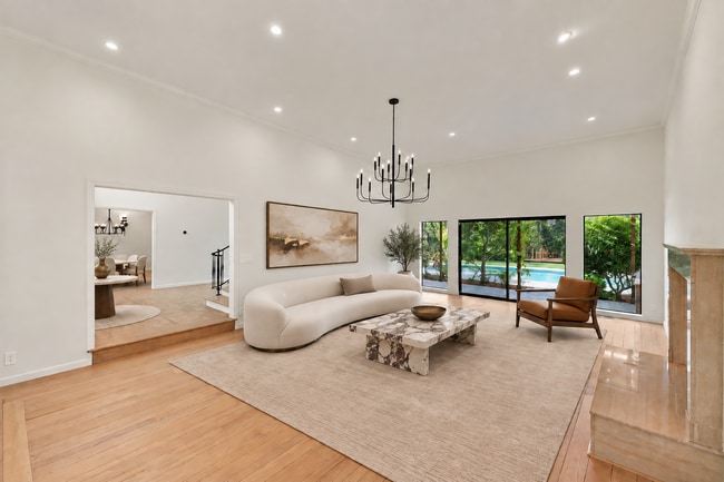 955 Macadamia Dr