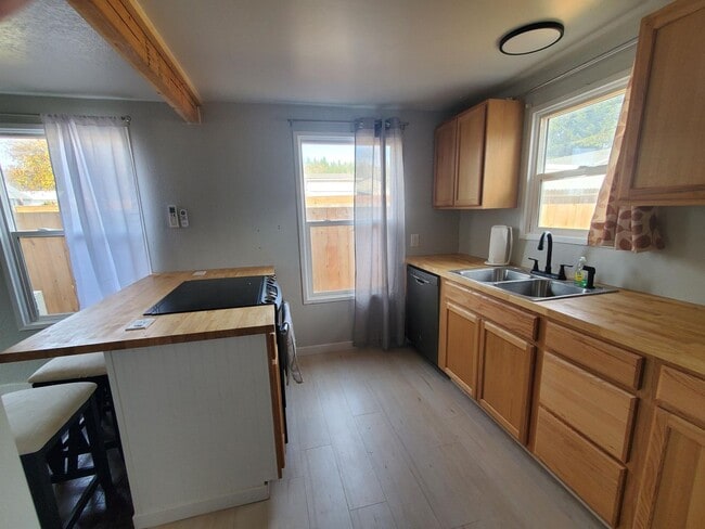 Photo - Remodeled 2-Bedroom Home in Roseburg