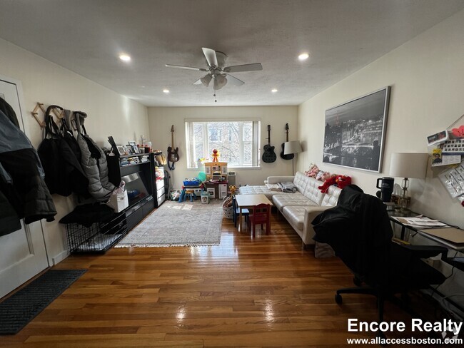 Building Photo - 52 Parkman St Unit 3A Rental
