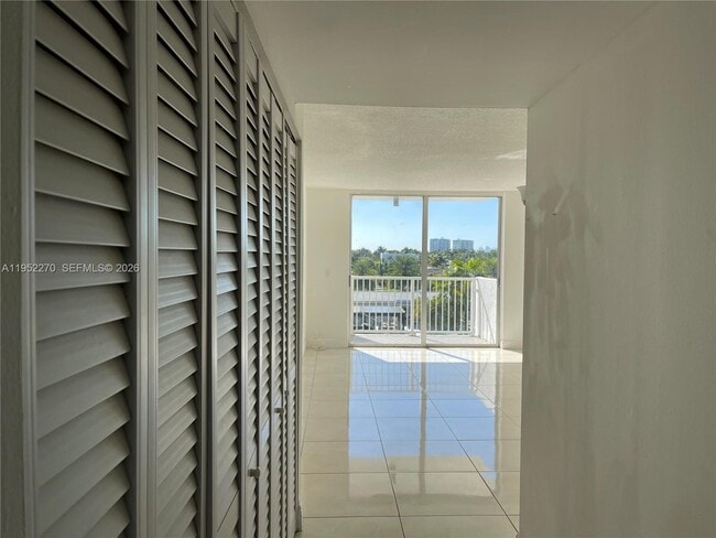 Building Photo - 2000 NE 135th St Unit 408