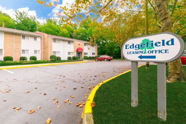 Exterior de la oficina de arrendamiento - Edgefield Apartments