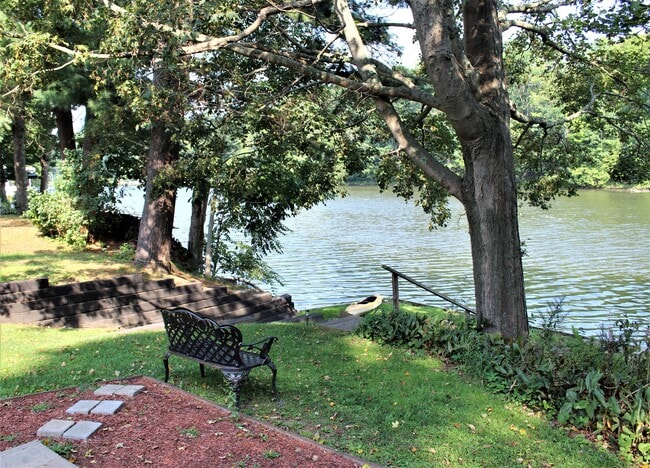 Peaceful waterfront location - 251 Lake Shore Dr N Unit #2