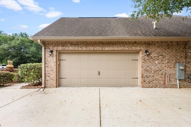Photo - 208 Foxchase Way