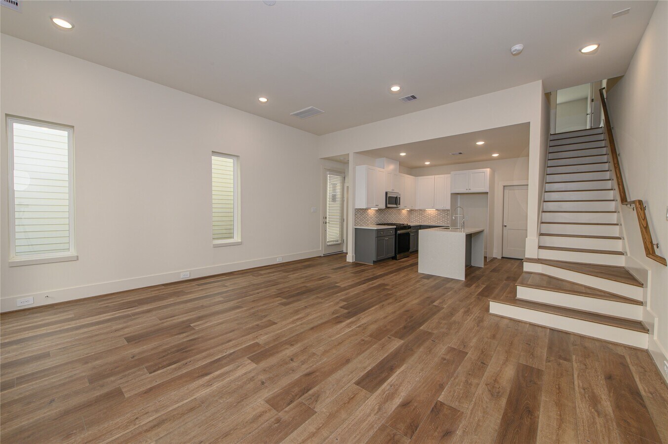 Photo - 881 Rachel St