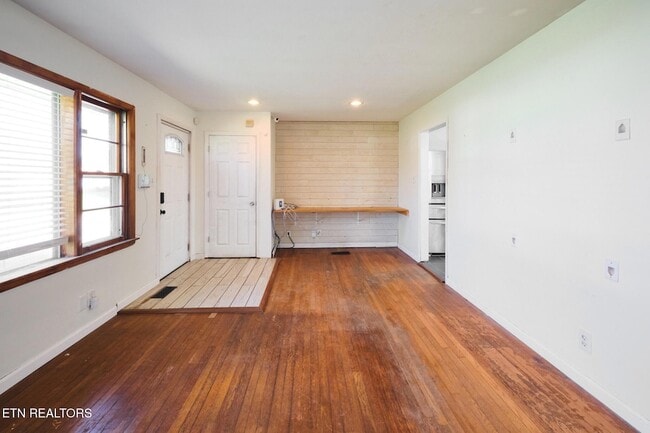 Photo - 548 Murray Rd NW