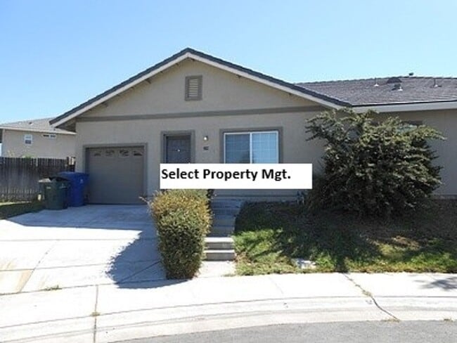 Building Photo - Three bedroom 1 bath with central heat and air