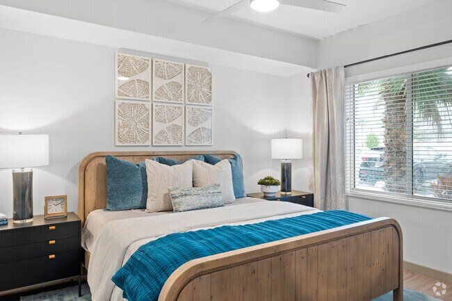 2BR, 2BA -990SF