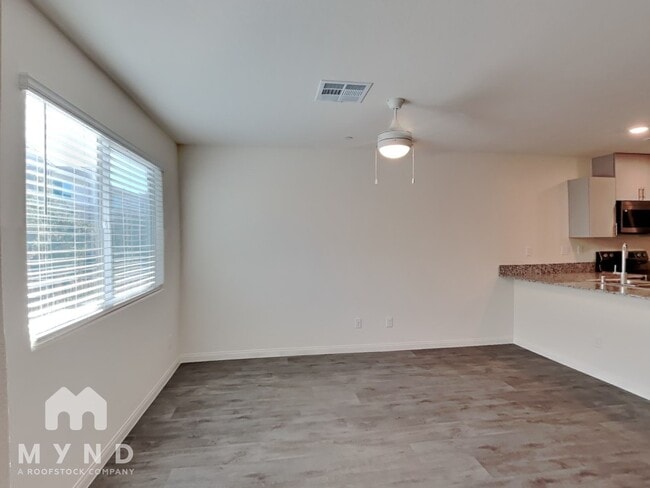 Photo - 2948 Fire Cracker Red St