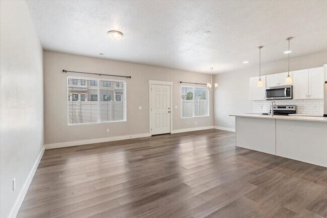 Photo - 423 E Penny Ln