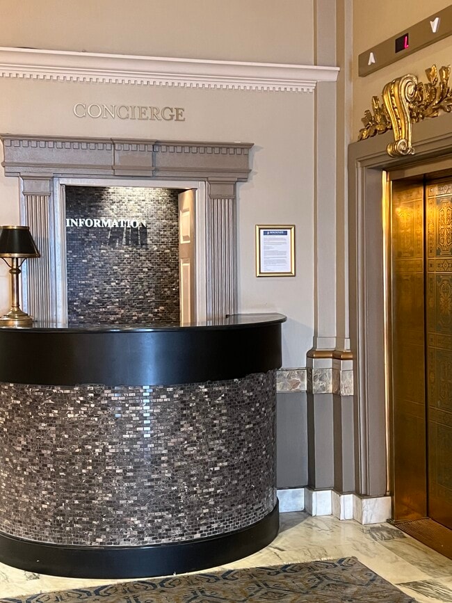 Mostrador de conserjería - 1 E Chase St Unidad 401