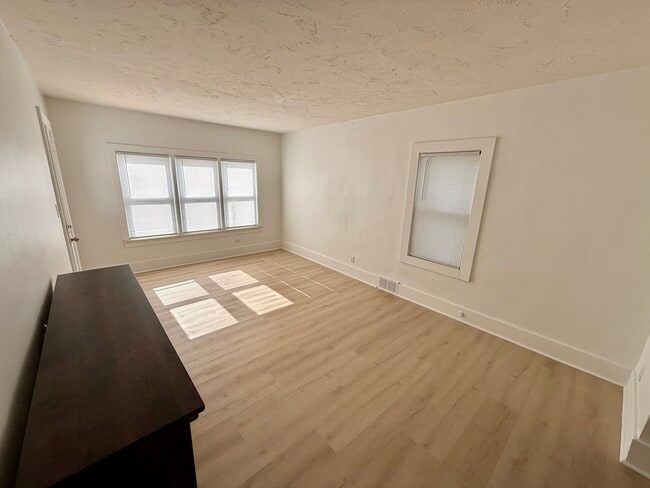 Photo - 146 Bondie St