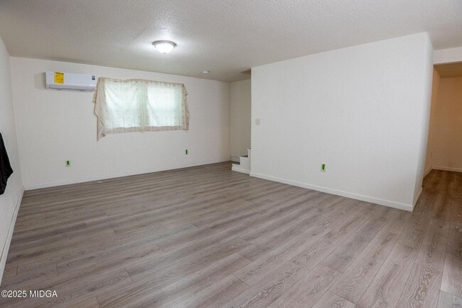 Photo - 760 Cowan St