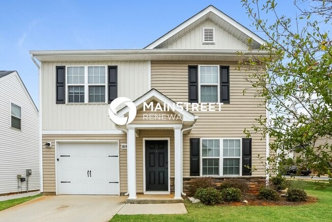 Photo - 3 Bedroom Pet-Friendly Home in Charlotte, NC with Main Street Renewal