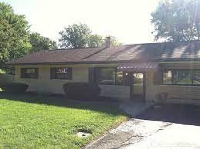 Building Photo - Updated 3 BD 1BTH in Clermont with a Large... Rental