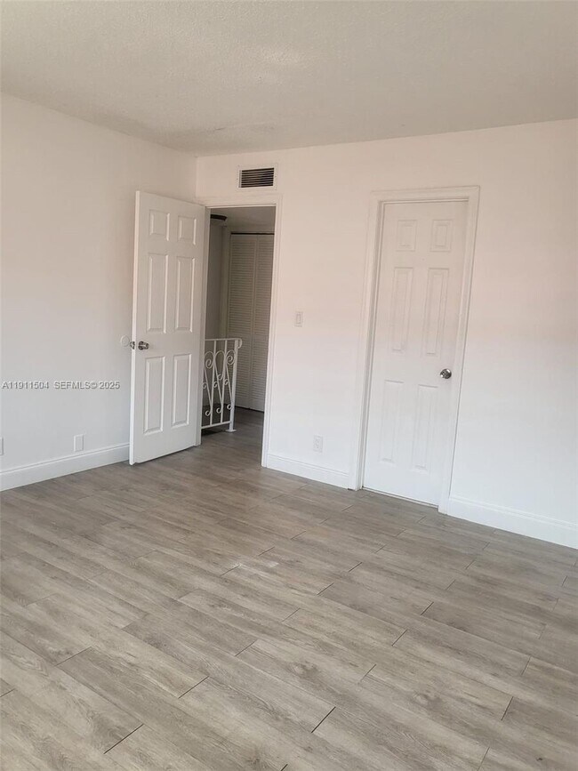 Building Photo - 2554 NW 52nd Ave Unit C19