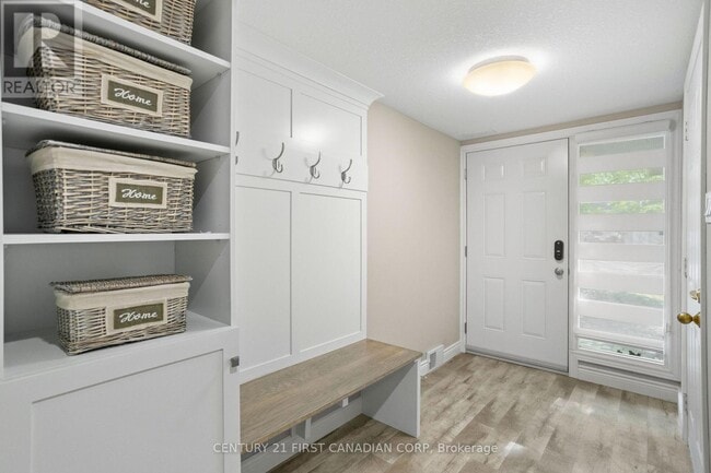 Photo - 1399 Commissioners Rd W