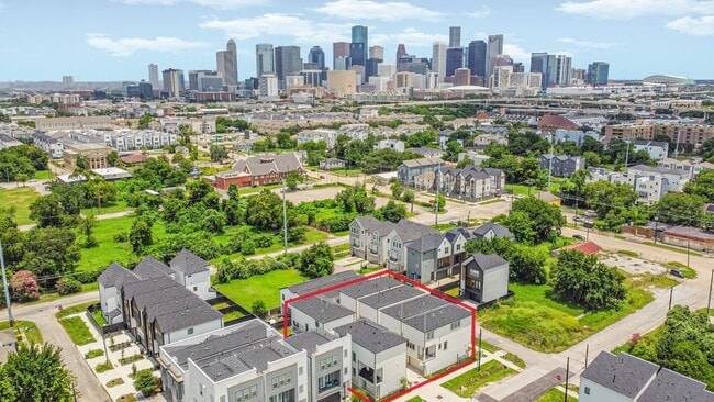 Building Photo - 2708 Nagle St