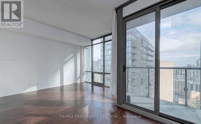 Photo - 832 Bay St. Unité 3007