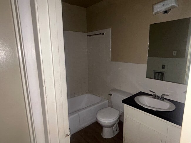 Photo - 1900 W 9th St