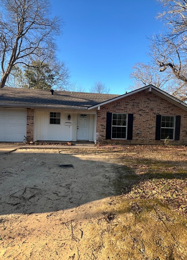 Building Photo - 2432 McKenzie Dr