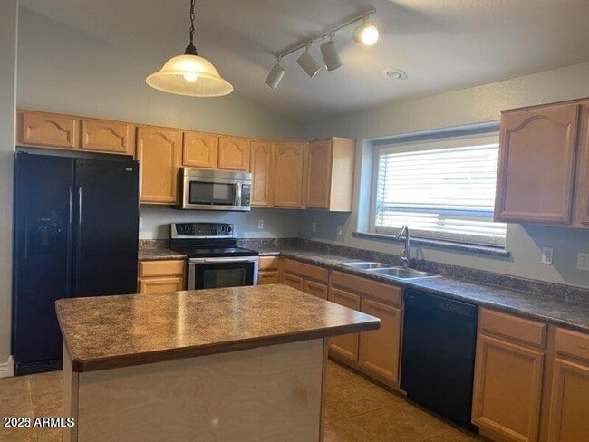 Photo - 533 E Angeline Ave