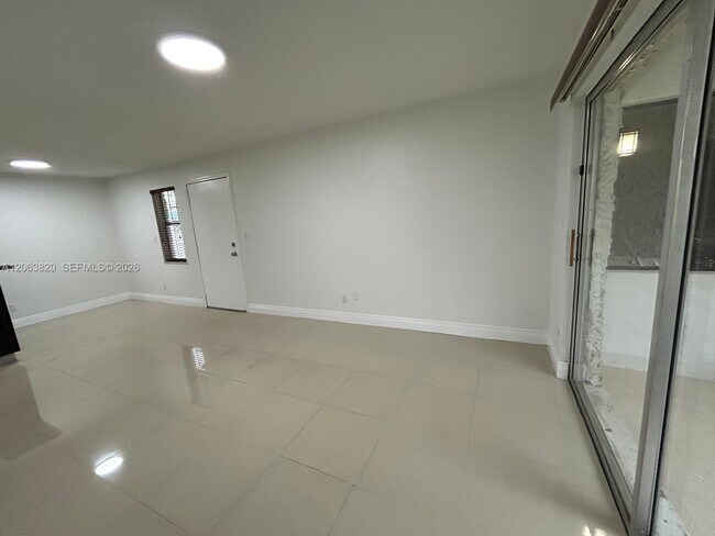 Photo - 8701 SW 141st St Unidad L3