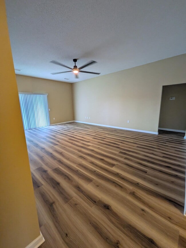 5211 Moore Loop