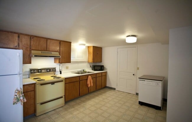#B-230Daniel - Kitchen - 230 SE Daniel St Unit #B-230Daniel