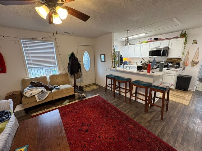 Photo - Charming 3 bed/2bath Cottage!