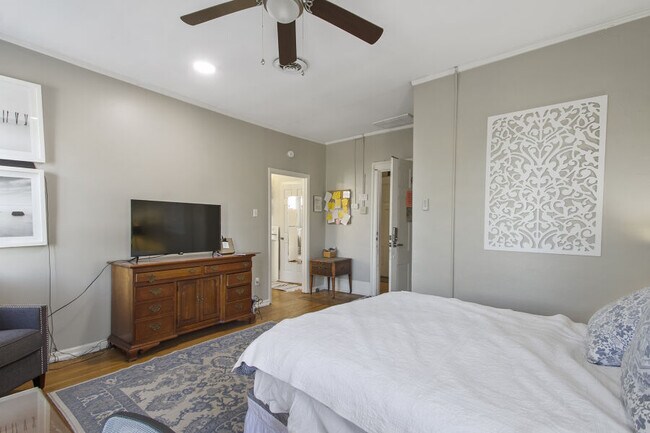 Photo - 633 College St Unidad 633 B