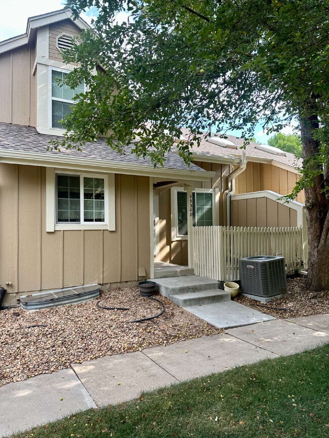 Building Photo - Don't Miss out on this 2 Bed +Loft Townhom... Unit D