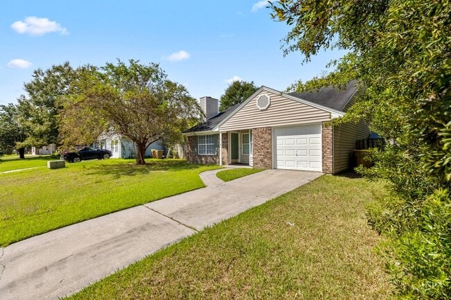 Building Photo - 3 Bedroom, 2 Bath Home Within Walking Distance to School/Shopping