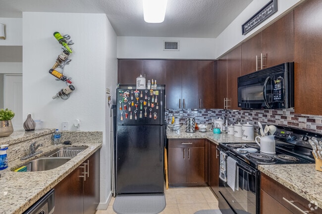 2BR, 2BA - 867SF - Kitchen - Circle Creek Apartments