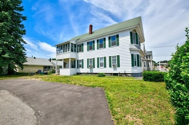 Photo - 296 University St