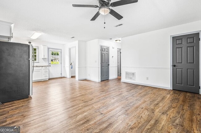 4 E 1st St