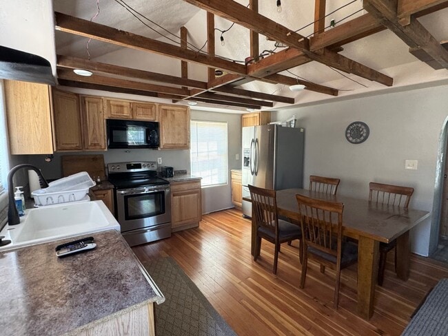 Building Photo - Fully furnished large 1 bedroom