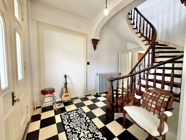 573 Bloom St