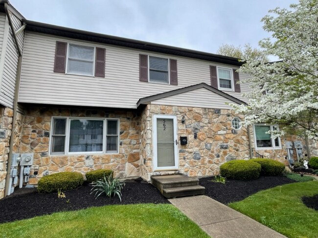 Photo - 562 E Linden St Townhome
