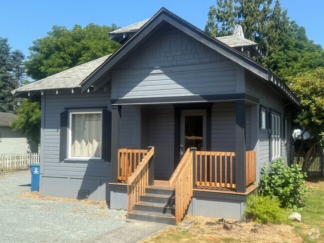 Building Photo - 3 Bed 1 Bath Newly Remodeled Pet Free Home...