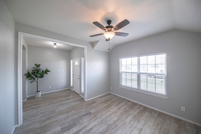 Comedor formal que sería un gran espacio de oficina. - 2207 Medford Ct