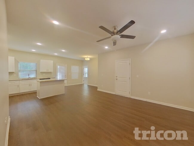 Photo - 1576 Queen Elizabeth Dr