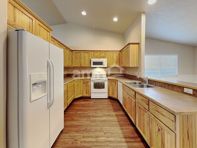 544 N Locust Ave