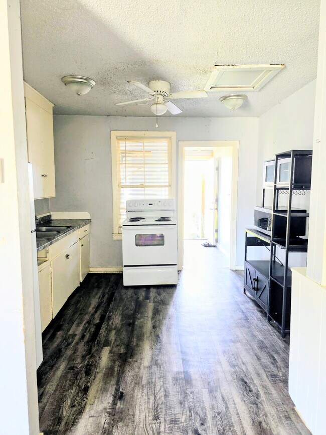 Photo - 1318 W 10th St