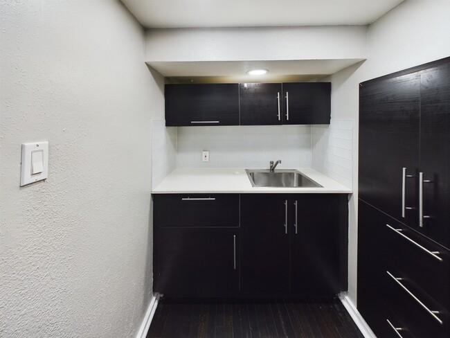 Building Photo - 605-602 Street Rental