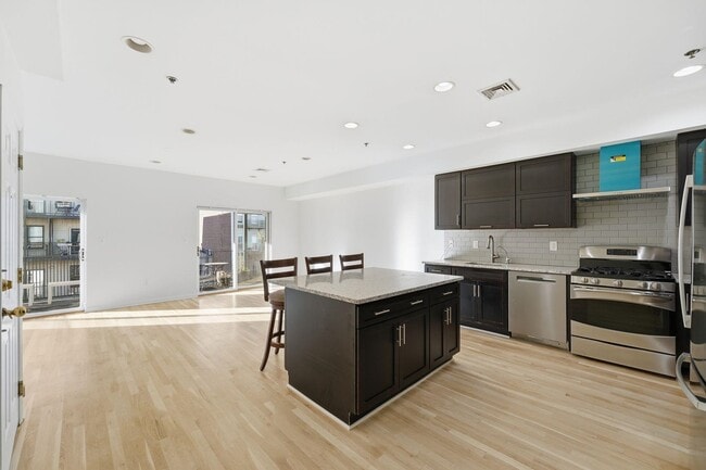 Building Photo - 86 Clinton St Unit 3