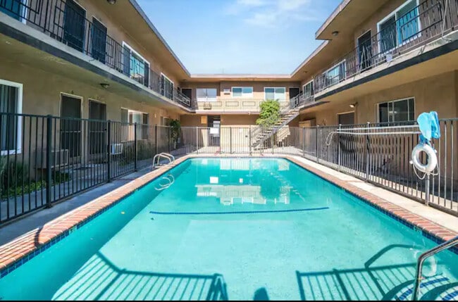 Photo - 18631 Burbank Blvd