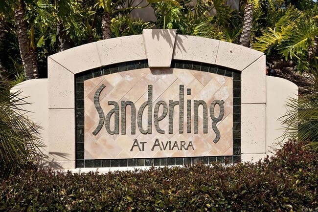 Building Photo - Bright And Airy End Unit In Gated Sanderli...