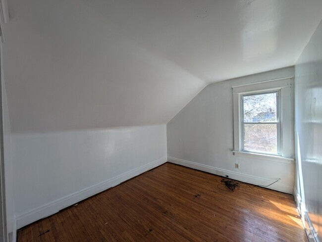 Building Photo - 507 Lisbon Ave Unit 2 Rental